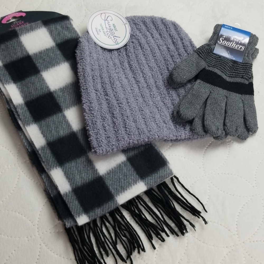 Scarf, hat and gloves lot